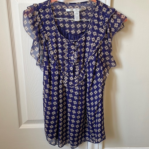 Diane Von Furstenberg sleeveless printed blouse. - Picture 1 of 5